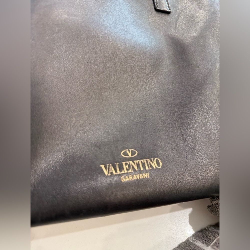 Valentino Rockstud Shopper black lambskin leather tote bag w/ gold rockstuds - Picture 7 of 16